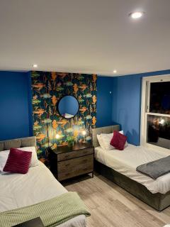 Luxury 6-Bed Retreat • Sleeps 8 • Parking - 0