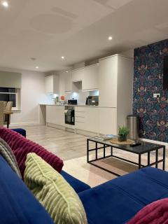 Luxury 6-Bed Retreat • Sleeps 8 • Parking - 9