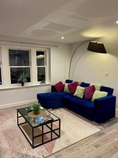 Luxury 6-Bed Retreat • Sleeps 8 • Parking - 8