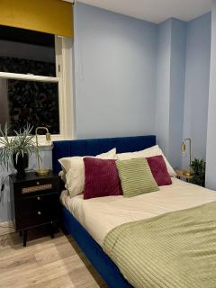 Luxury 6-Bed Retreat • Sleeps 8 • Parking - 6