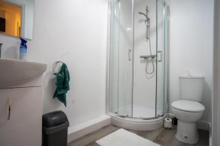 Modern 2- bed home with a cosy living Space - 4