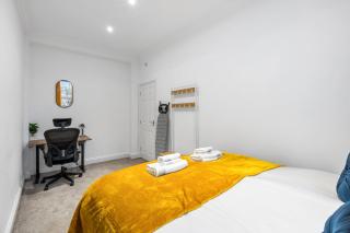 Seaside City Retreat – Modern 2-Bed - 8