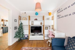 Large Modern 4 Bed Family Home - Pass the Keys - 3