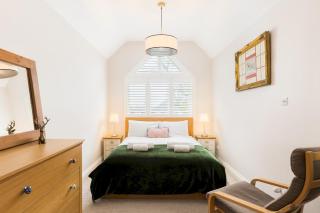 Large Modern 4 Bed Family Home - Pass the Keys - 1