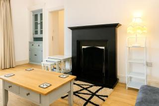 Walk to Town Centre, 2BR Base near Cork & Kinsale - 2