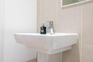 Leeds City Stay on the River - Sleeps 10 - Central - 6