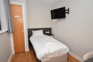 Modern Budget 3BED Apartment in Sheffield Centre - 2