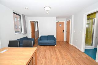 Modern Budget 3BED Apartment in Sheffield Centre - 3