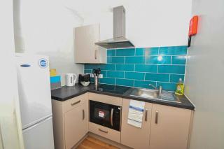 Modern Budget 3BED Apartment in Sheffield Centre - 9