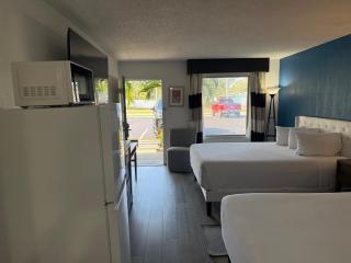 All-New, Ground-Floor, Huge Pool, Tiki Bar & Grill - 5