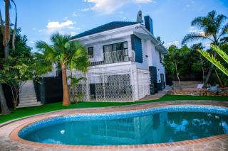 Lux on Windermere 4 Bedroom House - 0