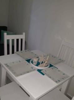 Private studio apartment with eat in kitchen - 1