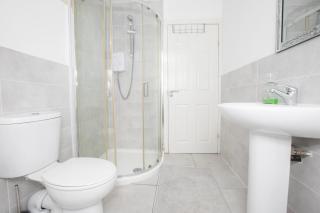 Spacious 4BR Home in Manchester with Parking & Wi-Fi - 4