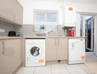 Spacious 4BR Home in Manchester with Parking & Wi-Fi - 6