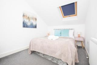 Spacious 4BR Home in Manchester with Parking & Wi-Fi - 2