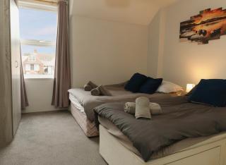 2BR Seaside Escape in Wales with Sea View - 8