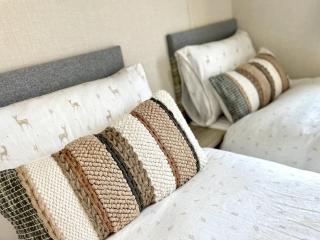 Sea View Chalet Steps from Durdle Door Sleeps 6 - 8