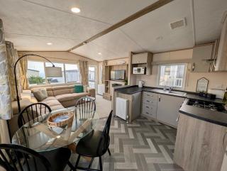 Sea View Chalet Steps from Durdle Door Sleeps 6 - 7