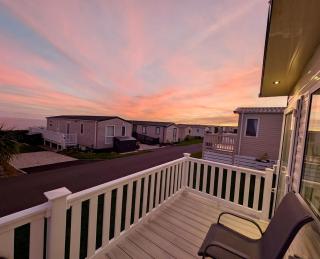 Sea View Chalet Steps from Durdle Door Sleeps 6 - 3