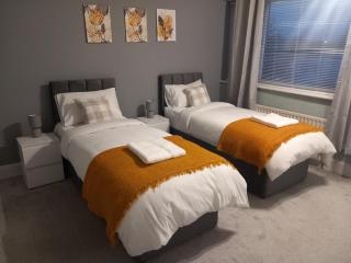 Family Haven I Spacious 4 BDR Home I Modern Amenities I Sleeps 7 I Wi-Fi I Parking - Brockhurst - 0