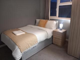 Family Haven I Spacious 4 BDR Home I Modern Amenities I Sleeps 7 I Wi-Fi I Parking - Brockhurst - 2