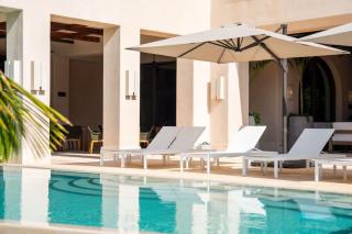 4BR Luxury Beachfront Apt w/ Heated Pool - 4