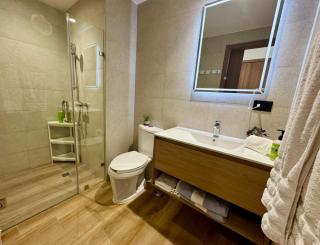 Pool View and Balcony Suite Central Location - 8