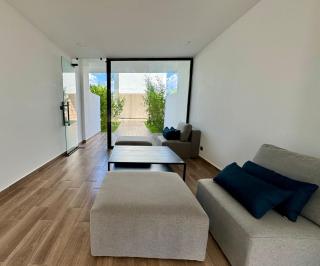 Pool View and Balcony Suite Central Location - 4