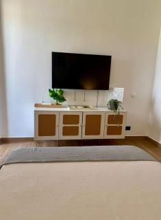 Pool View and Balcony Suite Central Location - 3