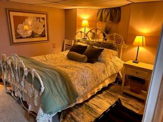 Pet Friendly 2BR • King+Queen • Full Kitchen - 7