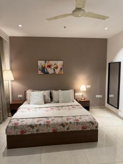 City Lights Heaven with Jacuzzi & Cozy Lounge - 3