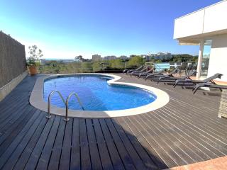 Villa Med A 2 kilometros andando de la playa, del puerto de Aguadoç y a 4 del centro de Sitges Muy Soleada todo el dia Capacidad superior a 16 personas NO REQUIERE COCHE - Sitges - 3