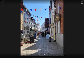 THE HIDEAWAY - LUXURY SELF CATERING COASTAL APARTMENT with PRIVATE ENTRANCE & KEY BOX ENTRY JUST A FEW MINUTES WALK TO THE BEACH, SOLENT WAY WALK, SHOPS and many EATERIES & BARS - FREE OFF ROAD PARKING,FULL KITCHEN, LOUNGE,BEDROOM , BATHROOM & WI-FI - 8