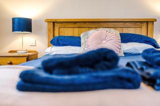 Modern 4 Bed Apartment in Cracoe North Yorkshire by Amber Stays Perfect for Big Groups and Leisure Stays, Sleep 8 and Parking - 4