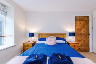 Modern 4 Bed Apartment in Cracoe North Yorkshire by Amber Stays Perfect for Big Groups and Leisure Stays, Sleep 8 and Parking - 1