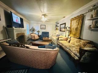 1 mile to Fort Sill! The CaroleBelle Cottage sleeps 8 with hottub,grills,firepit - 7