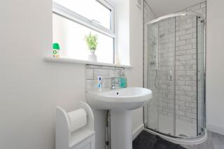 Fortified 6 bedroom House - Lewisham - 8