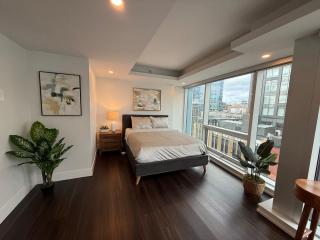 Waterfront 1 BR corner unit - 6 appliances & gym - 8