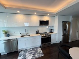 Waterfront 1 BR corner unit - 6 appliances & gym - 7