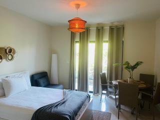 Modern 2 Queen Beds Apartment with Garden View - 0