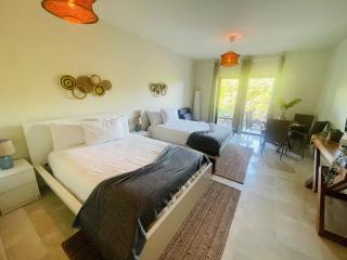 Modern 2 Queen Beds Apartment with Garden View - 2