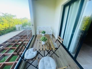 Modern 2 Queen Beds Apartment with Garden View - 1