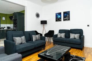 Luxury 5BD, Gym, Parking, Bus to Airport, Sleeps10 - 0