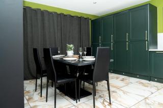 Luxury 5BD, Gym, Parking, Bus to Airport, Sleeps10 - 5