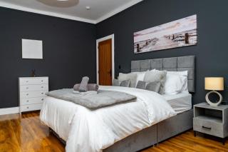 Luxury 5BD, Gym, Parking, Bus to Airport, Sleeps10 - 1