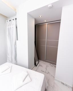 Modern City Nest Kanari - Stylish Apartment with Balcony & Fast WiFi - 8