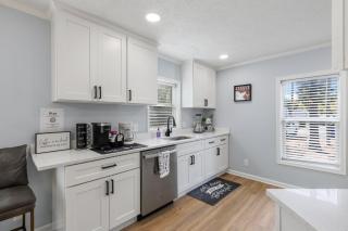 Luxe Cottage - South Chesterfield - 1