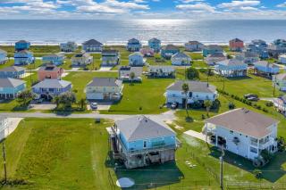 Walk to Shore: Crystal Beach Escape w/ Deck & Bar! - 7