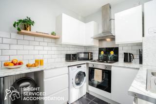 2 Bed Laburnum House - Free Parking & Private Yard - 3