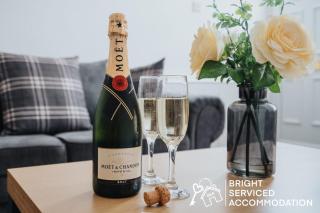 2 Bed Laburnum House - Free Parking & Private Yard - 8